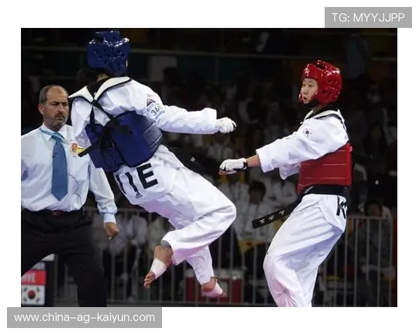 跆拳道选手腾空飞踢得分：力量与技巧的完美融合